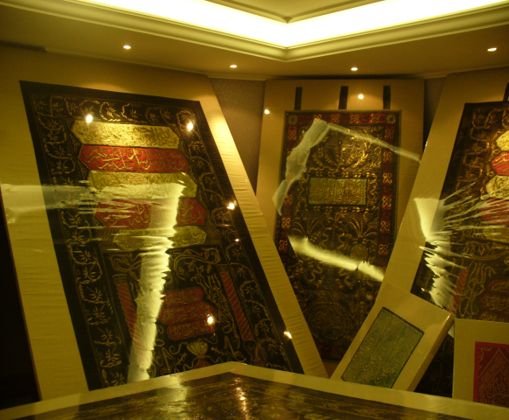 صور مجمعة لمنسوجات كسوة الكعبة المشرفة بعد ترميمها وصيانتها تمهيدًا للعرض المتحفي — 2